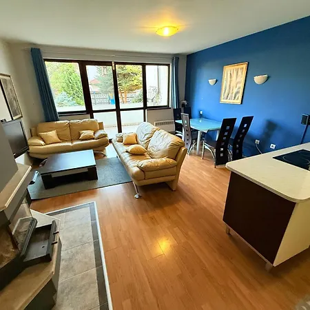 Апартаменти Two Bedroom In Winslow Elegance With Fireplace And South Facing Balcony Бансько